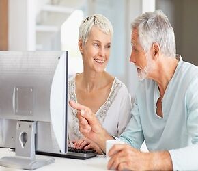Anziani al computer